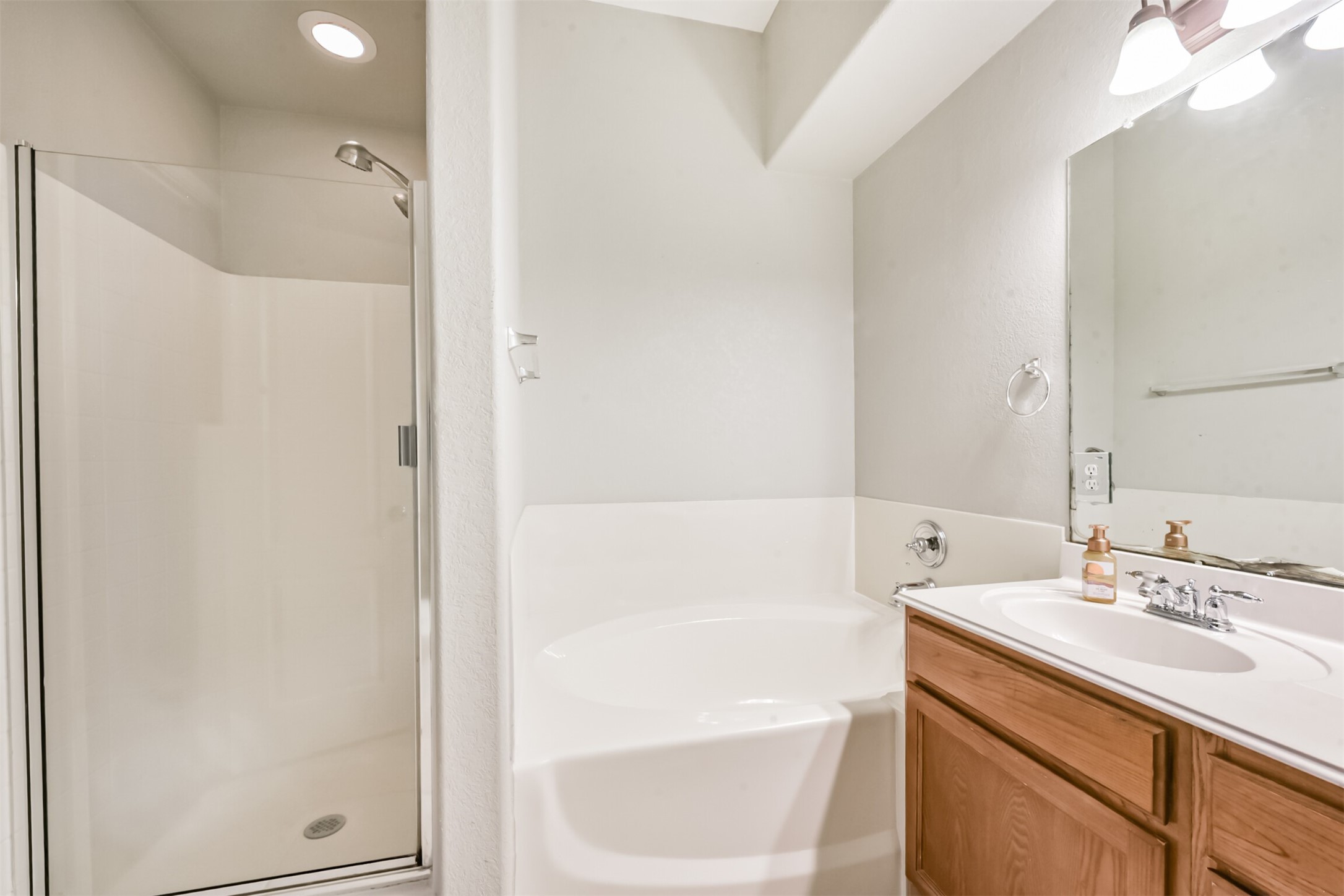 1065 Brigid Court Dickinson, TX 77539 - Photo 22 of 37 a bathroom with a sink a mirror and a bathtub