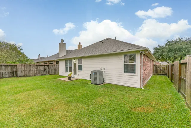a view of a house with backyard