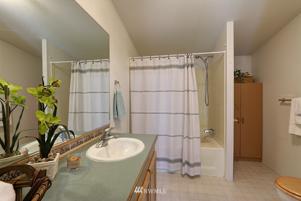 5045 Northeast Hendrickson Road Poulsbo, WA 98370 - Photo 5 of 11 Gallery Image 5