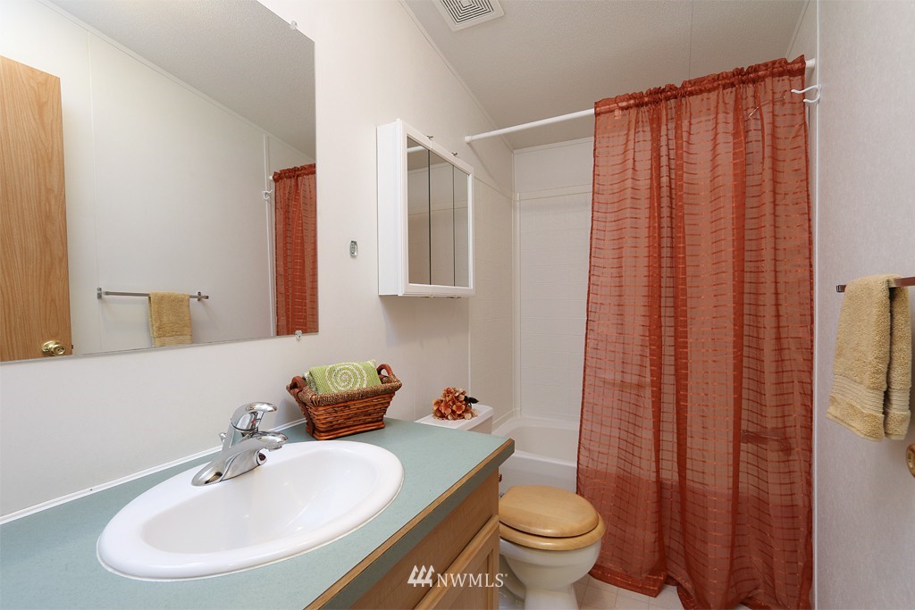 5045 Northeast Hendrickson Road Poulsbo, WA 98370 - Photo 7 of 11 Gallery Image 7