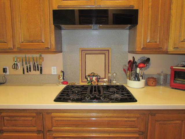 1072 Rorden Avenue Selma, CA 93662 - Photo 14 of 40 a kitchen with a stove and a microwave