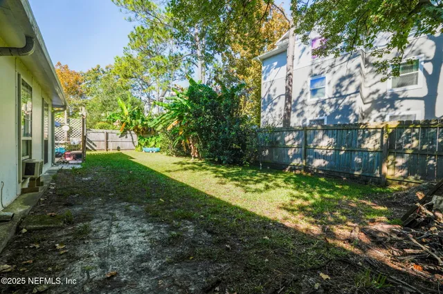 a view of a yard in front of house