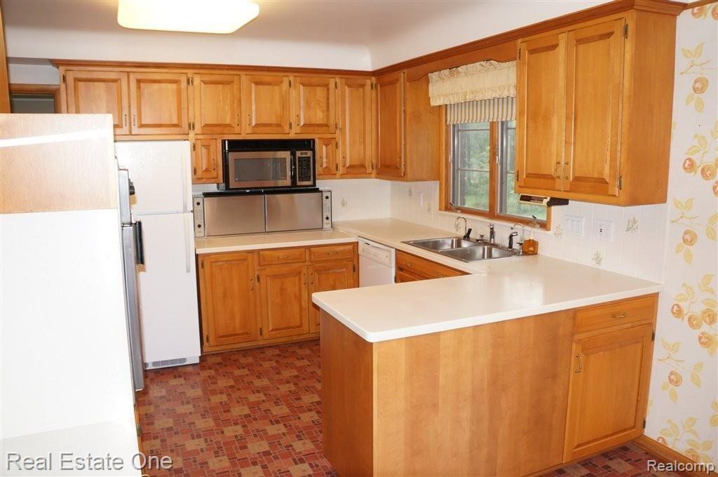 6281 Little Creek Road Rochester, MI 48306 - Photo 8 of 12 KITCHEN.jpg
