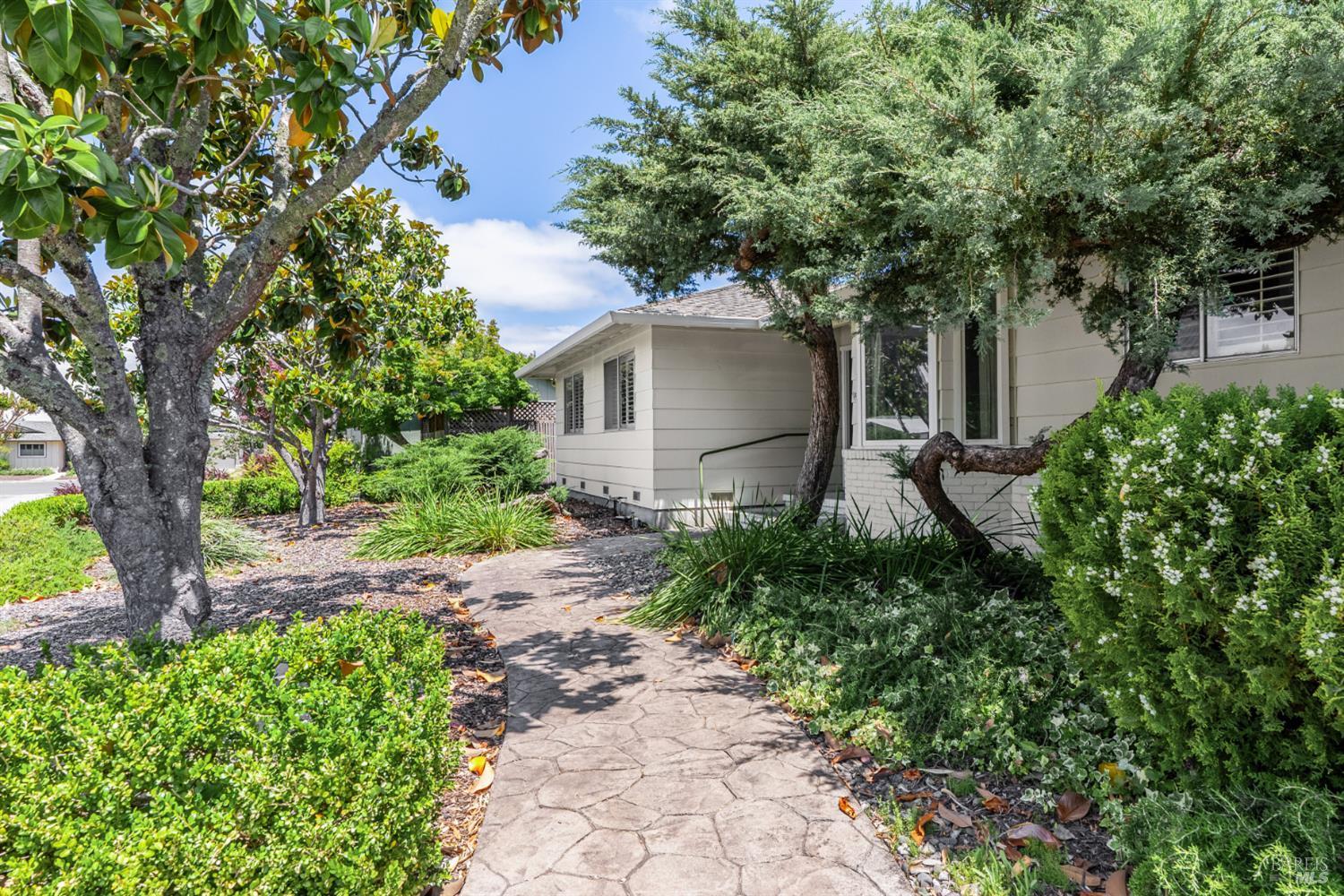 2904 Jason Drive Santa Rosa, CA 95405 - Photo 4 of 33 a front view of a house with garden