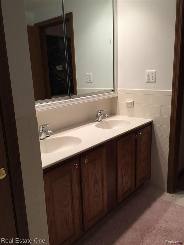 25302 Branchaster Road Farmington, MI 48336 - Photo 46 of 62 hall bath
