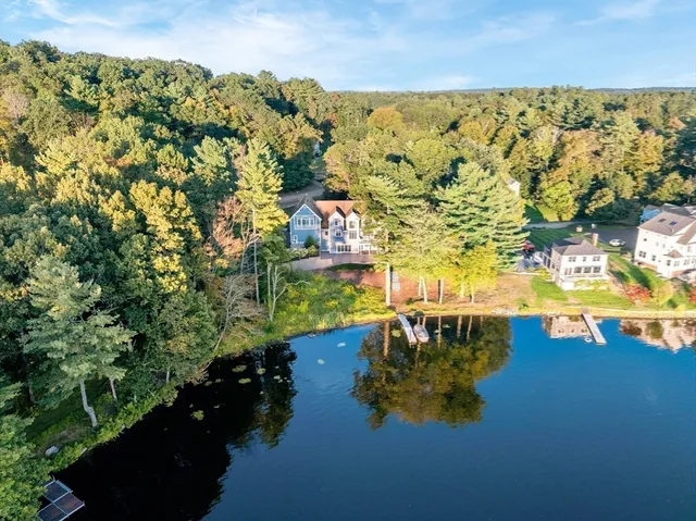 a picture of a book shelf
