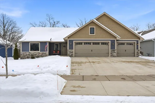 $625,000 | 265 Vista Circle, River Falls, WI 54022
