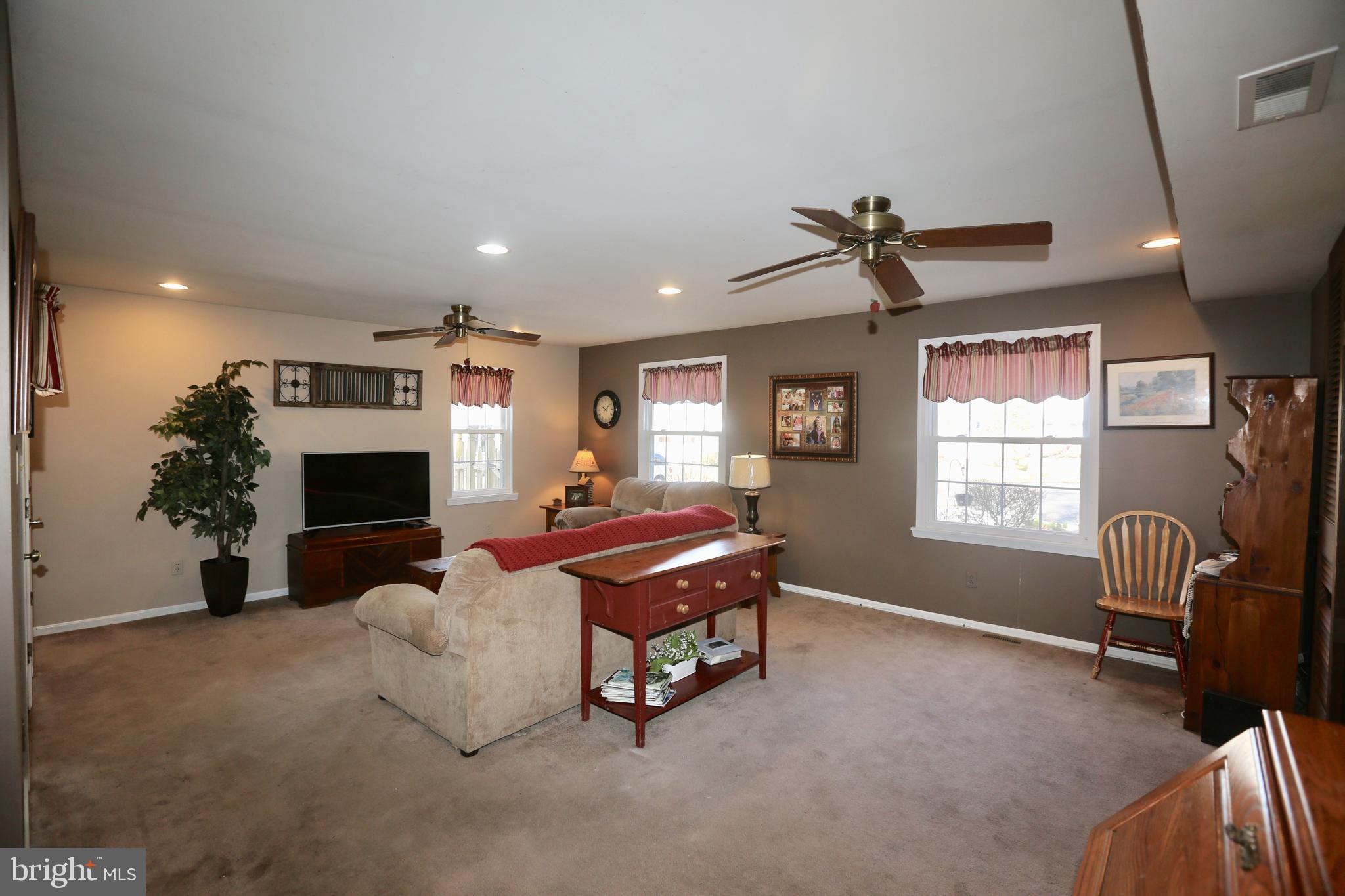 122 Hillside Road Stratford, NJ 08084 - Photo 15 of 29 Huge Family Room w/Newer Windows