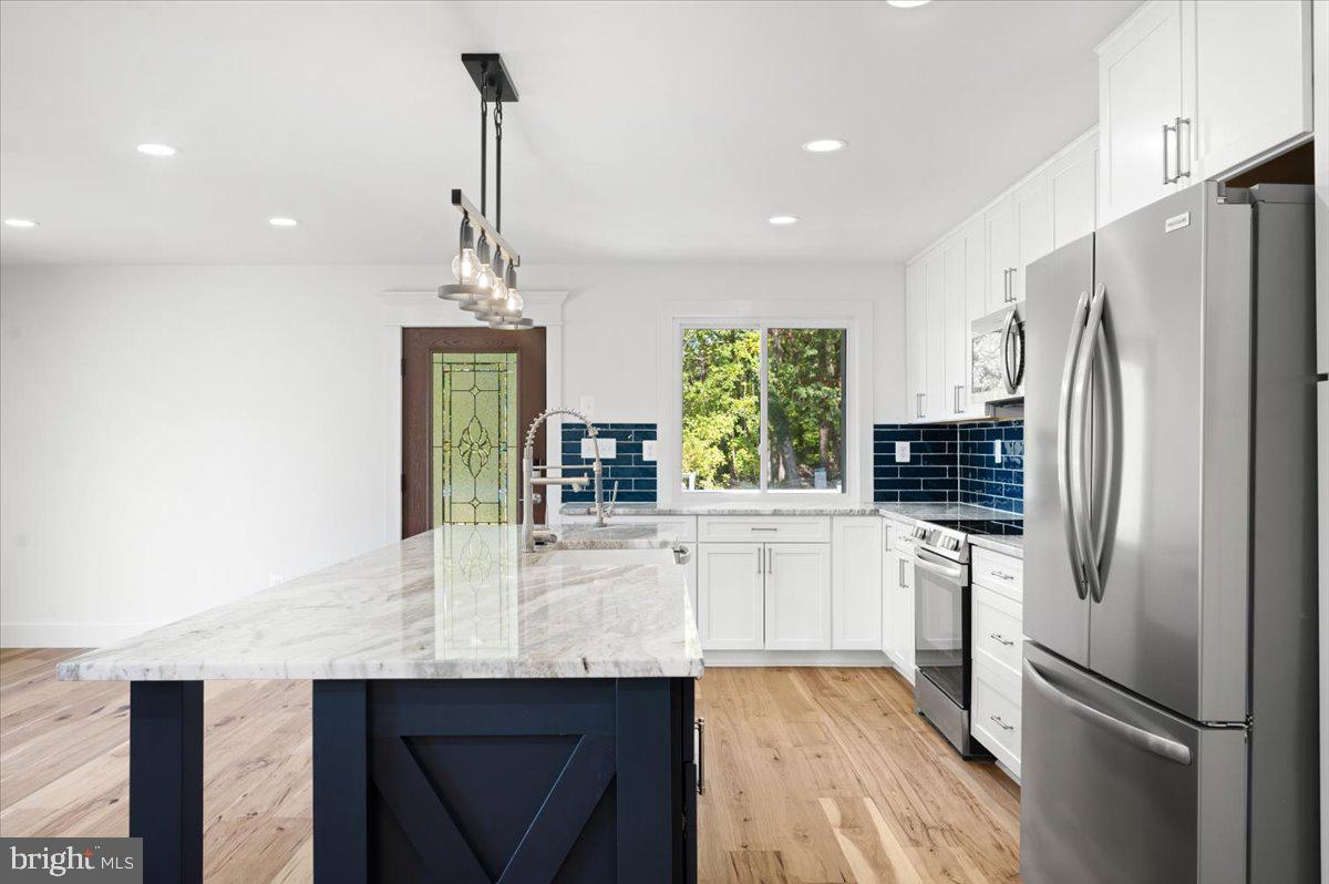 4117 Crow Rock Road Myersville, MD 21773 - Photo 15 of 97 a kitchen with stainless steel appliances a refrigerator sink and stove