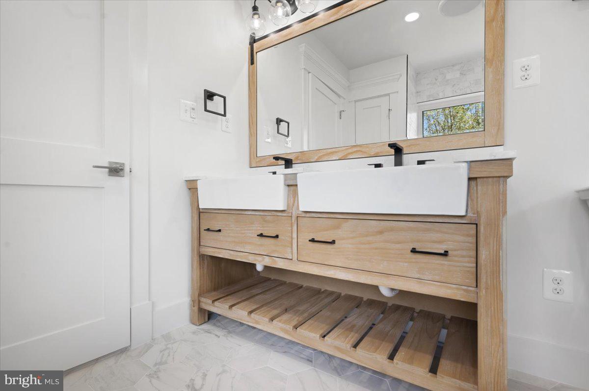 4117 Crow Rock Road Myersville, MD 21773 - Photo 27 of 97 Primary Bath