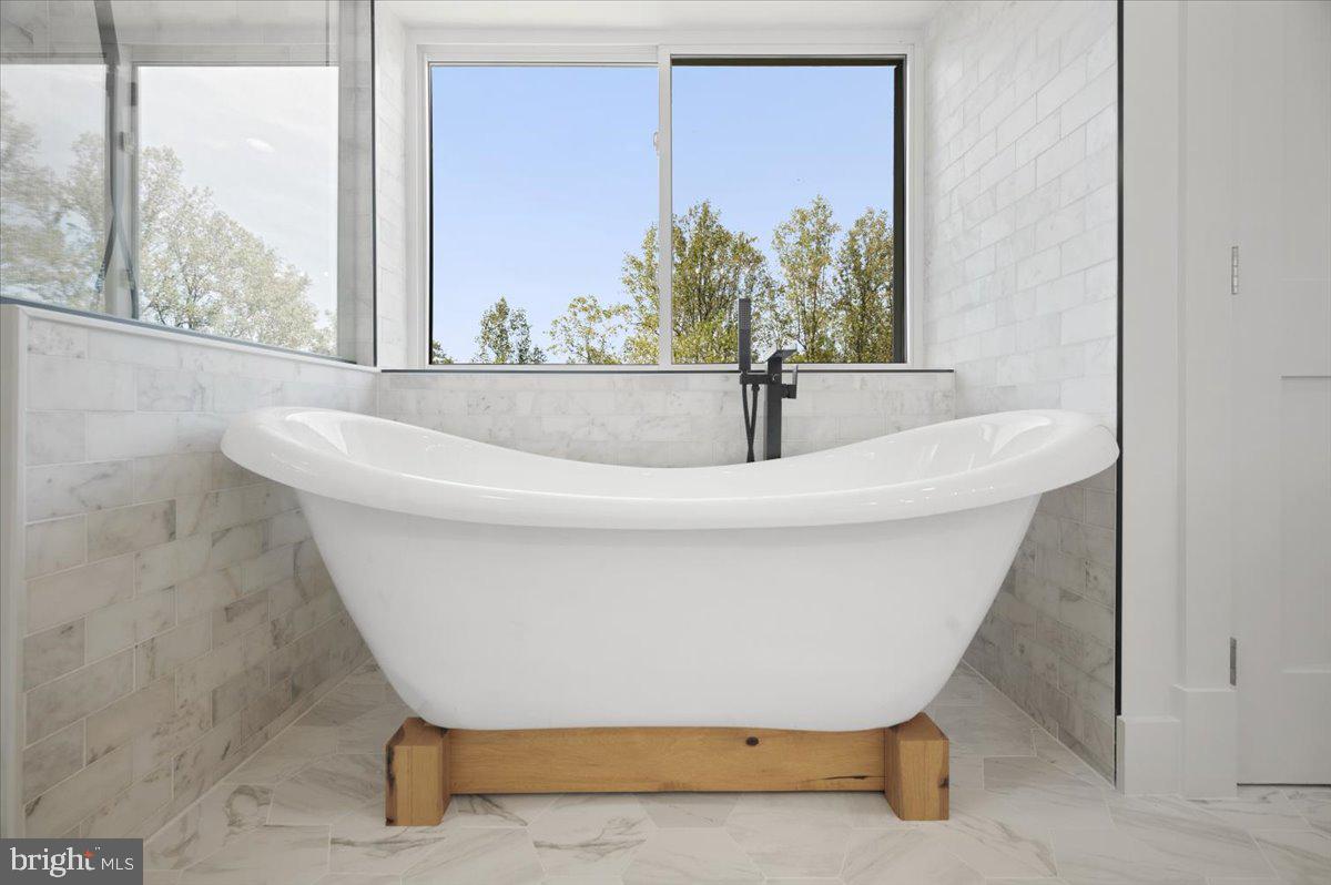 4117 Crow Rock Road Myersville, MD 21773 - Photo 31 of 97 Primary Bath