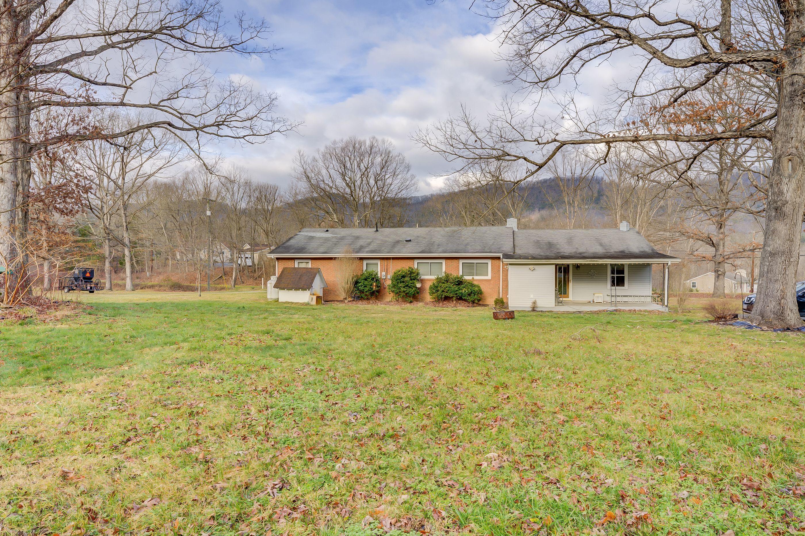 4074 Bradshaw Road Salem, VA 24153 - Photo 3 of 21 cBftjR0c