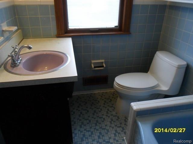 9339 Allen Road Allen Park, MI 48101 - Photo 9 of 21 009.jpg
