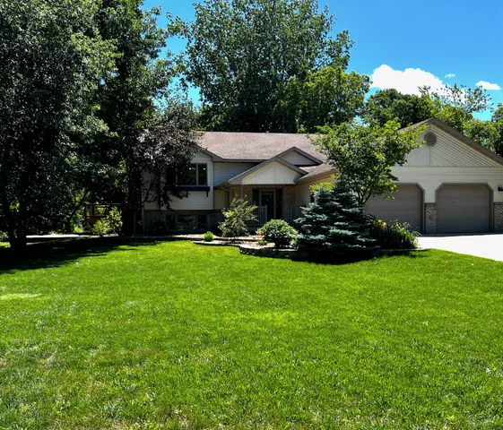 $460,000 | 903 Geneva Drive, Alexandria, MN 56308