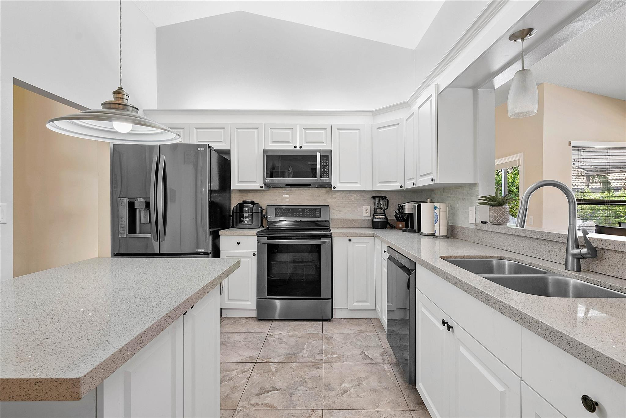 4841 East Roundtable Road Davie, FL 33331 - Photo 11 of 41 Photo 11