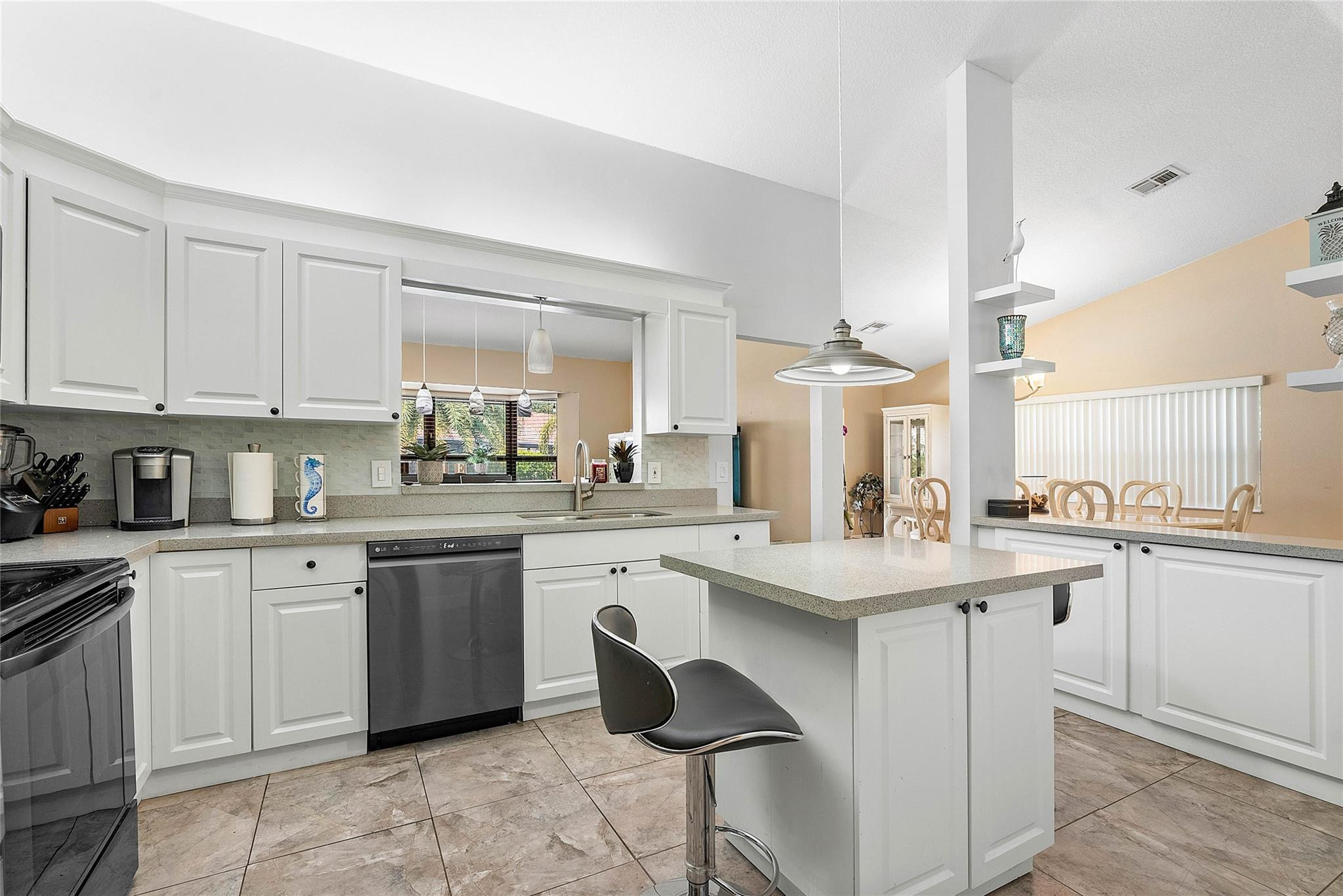 4841 East Roundtable Road Davie, FL 33331 - Photo 10 of 41 Photo 10