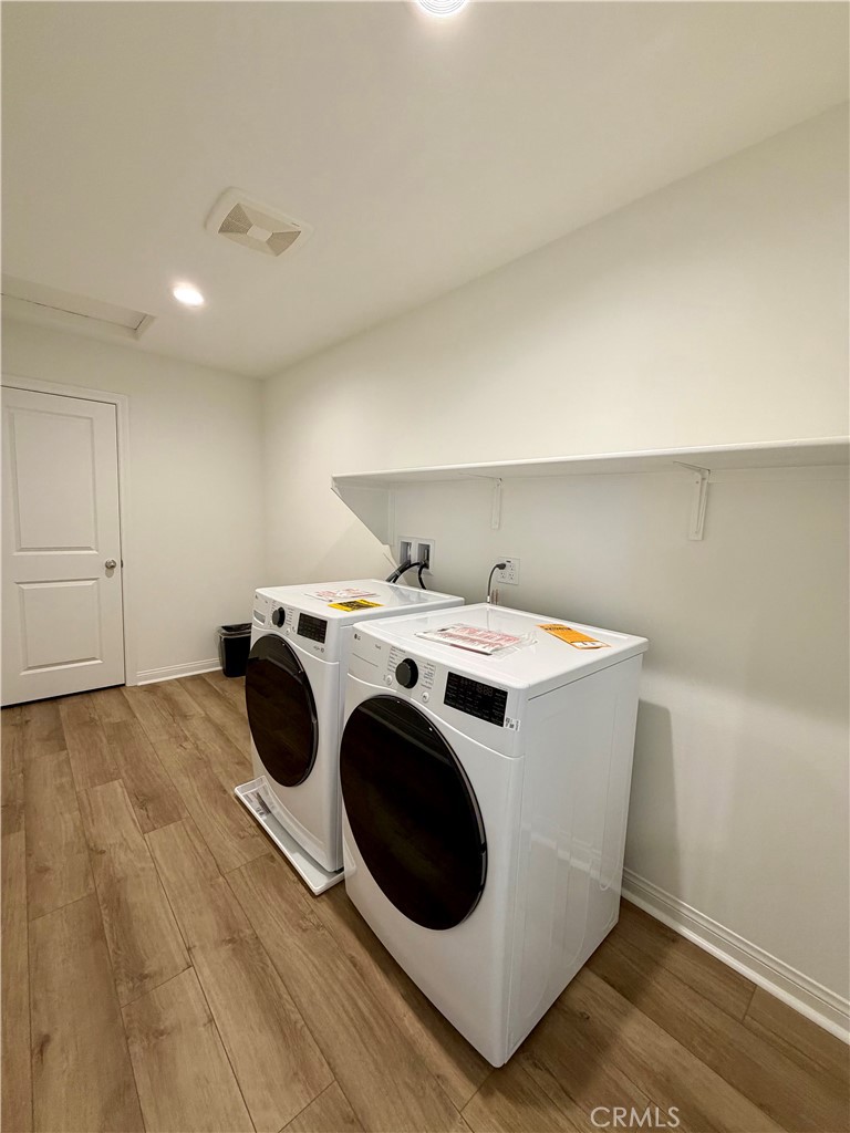 21624 Thomas Court Riverside, CA 92507 - Photo 18 of 36 a utility room with dryer and washer