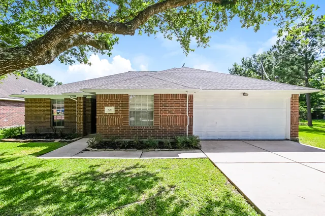 $1,990 | 521 Cedar Avenue, League City, TX 77573