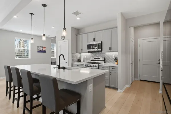 $879,000 | 1700 Vly Oak Way, Oceanside, CA 92056