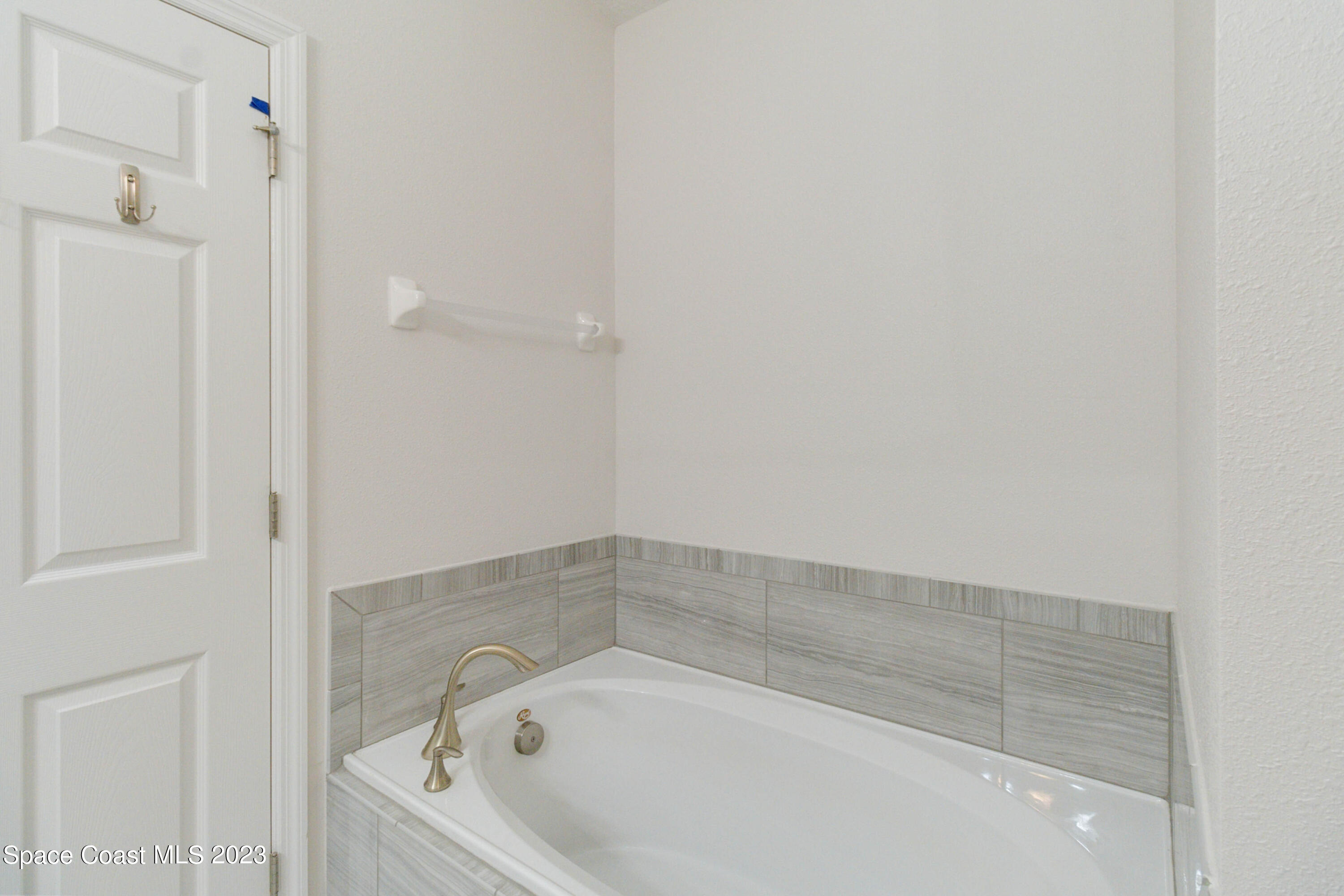 4215 Ruthann Circle Melbourne, FL 32934 - Photo 27 of 41 a bathroom with a bathtub