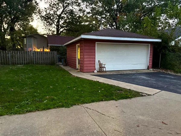 $249,000 | 18136 Oakwood Avenue, Lansing, IL 60438
