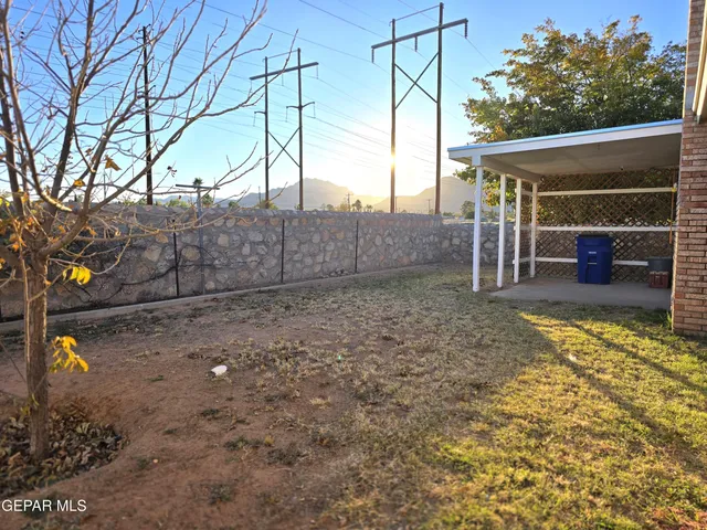 a view of an house with backyard of the house