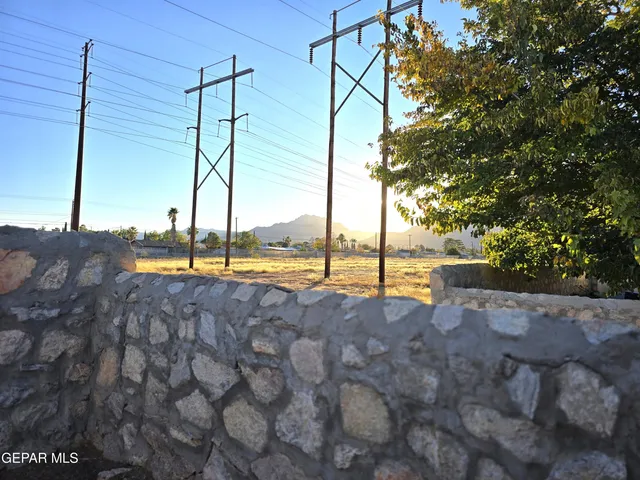 a view of a house with backyard