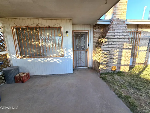a view of a houses with a yard