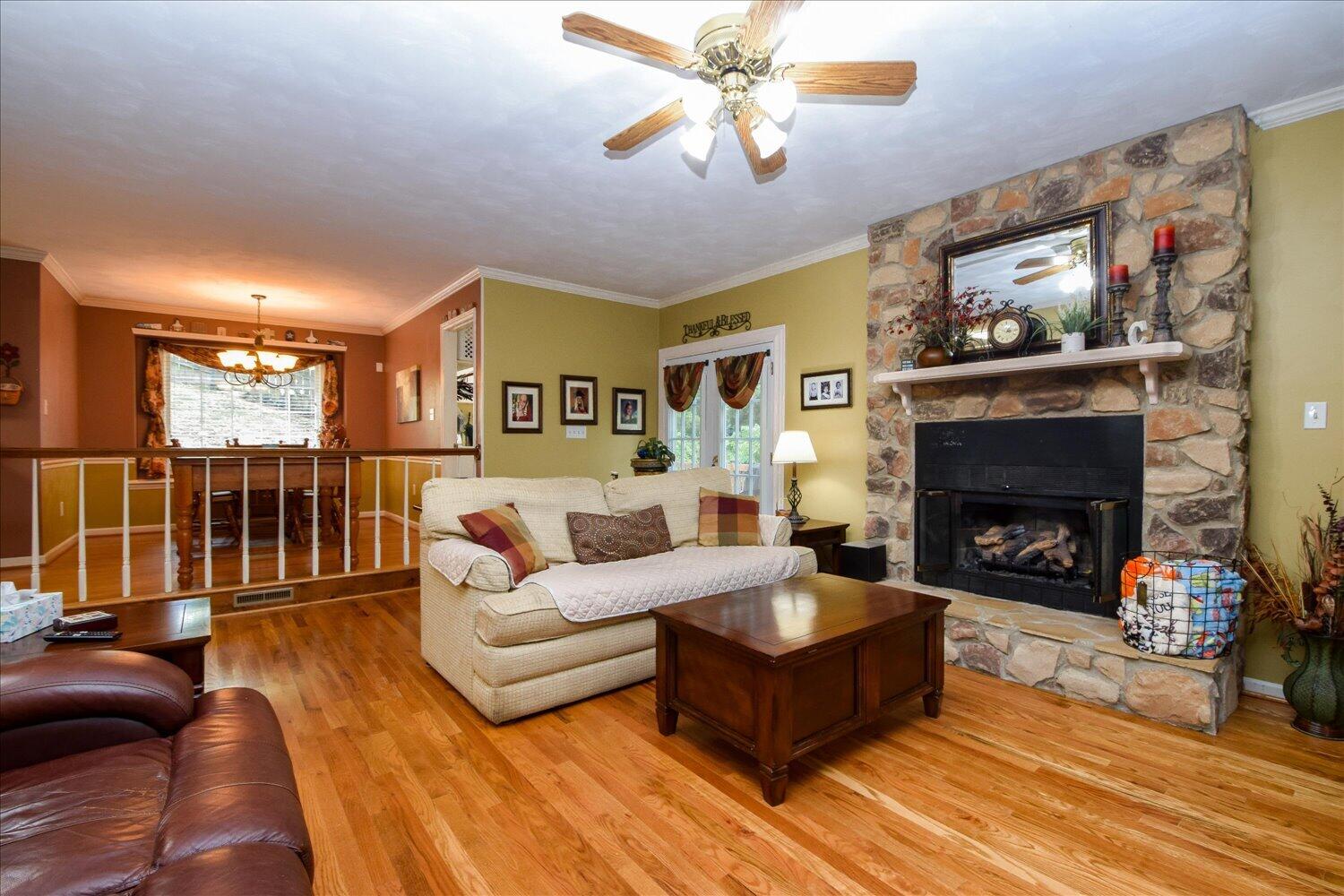5448 Highfields Road Roanoke, VA 24018 - Photo 4 of 41 04-1-2