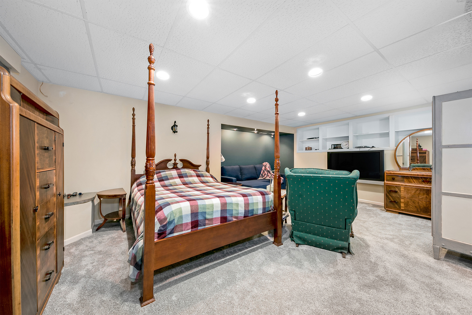 420 Butterfly Road Bolingbrook, IL 60490 - Photo 22 of 29 a bedroom with a bed a table and chairs