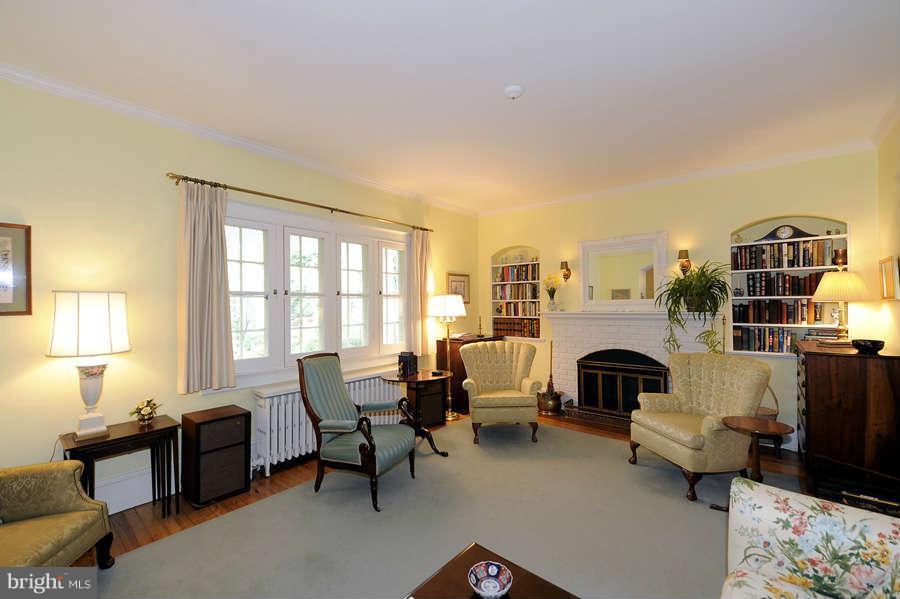 4854 Rock Spring Road Arlington, VA 22207 - Photo 5 of 21 Living Room