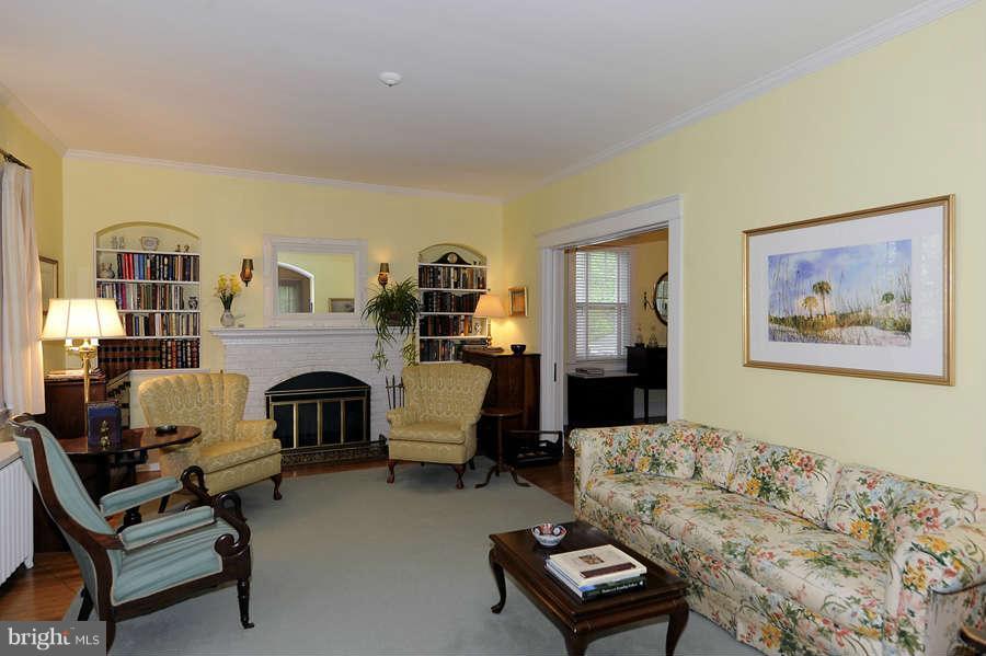 4854 Rock Spring Road Arlington, VA 22207 - Photo 6 of 21 Living Room