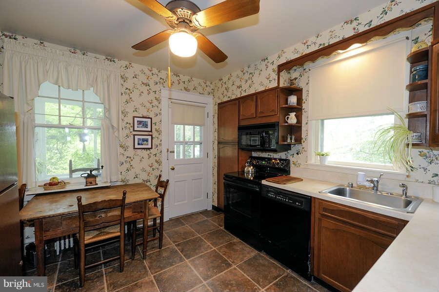 4854 Rock Spring Road Arlington, VA 22207 - Photo 10 of 21 Kitchen