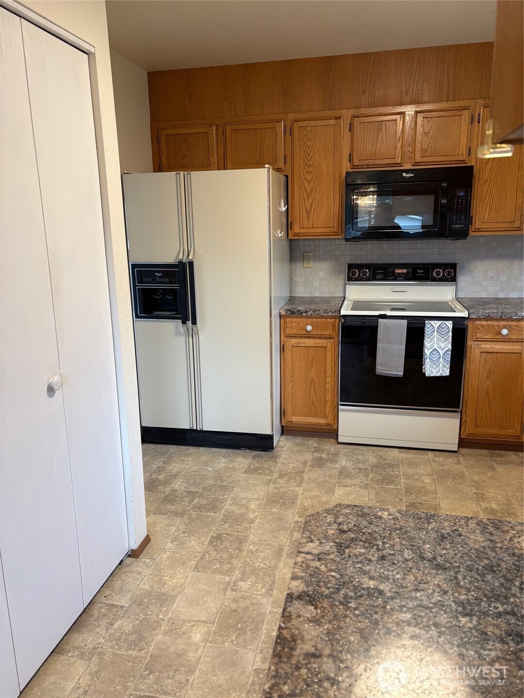 1352 Eastmont Avenue, Unit 15 East Wenatchee, WA 98802 - Photo 15 of 29 a kitchen with a stove and a microwave