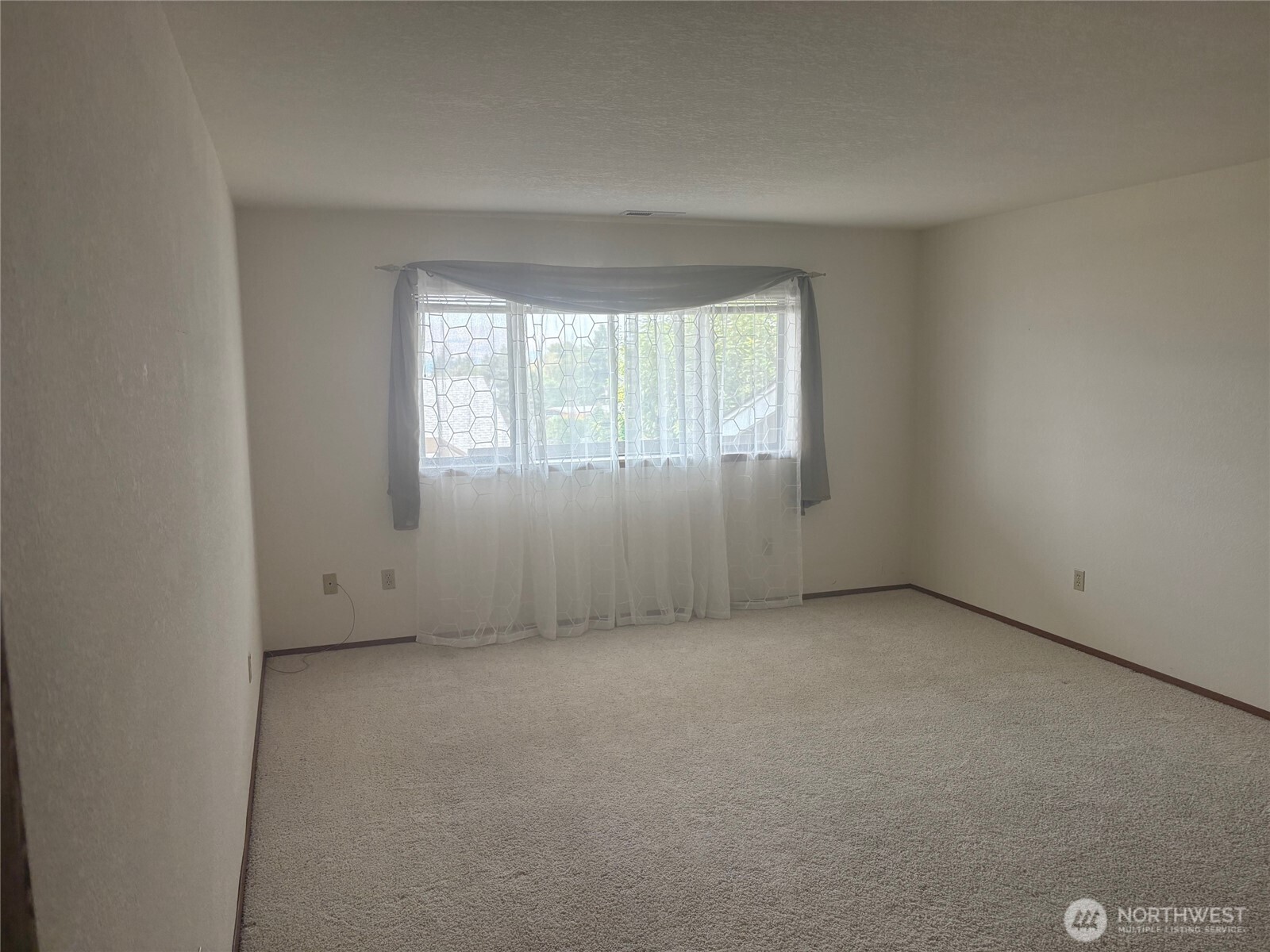 1352 Eastmont Avenue, Unit 15 East Wenatchee, WA 98802 - Photo 16 of 29 an empty room with windows