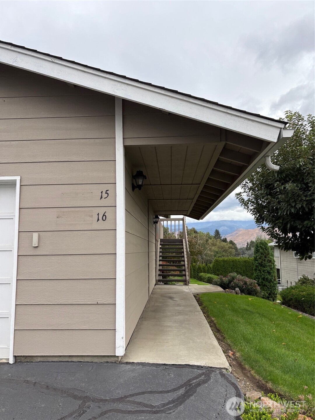 1352 Eastmont Avenue, Unit 15 East Wenatchee, WA 98802 - Photo 4 of 29 a view of a garage