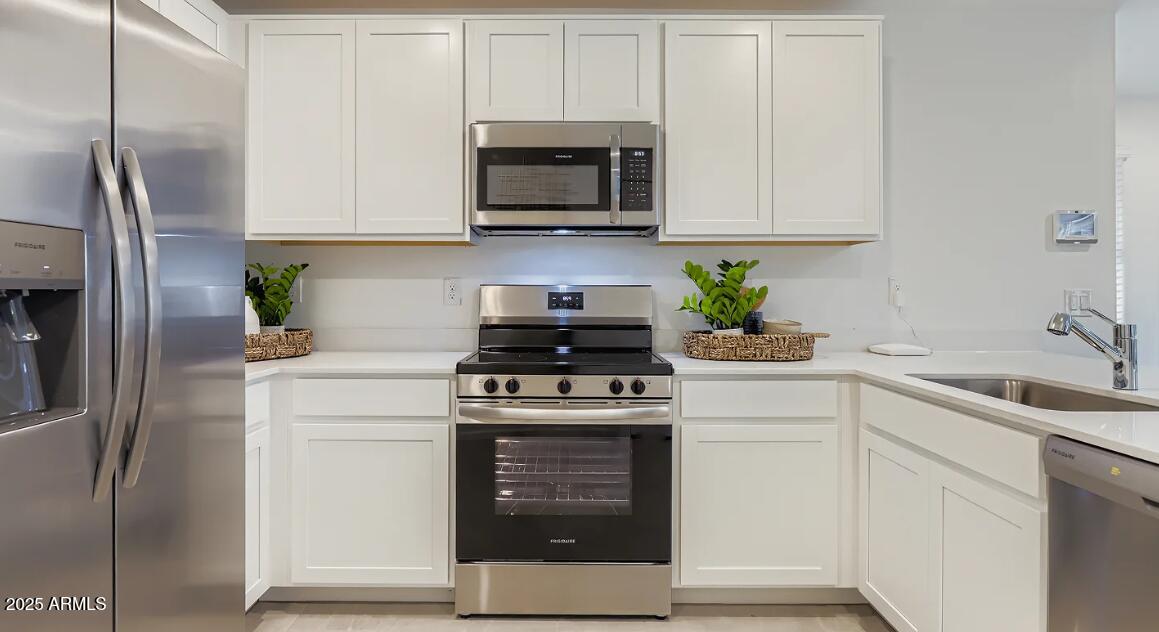 9674 West Piccadilly Road Avondale, AZ 85392 - Photo 2 of 18 Kitchen