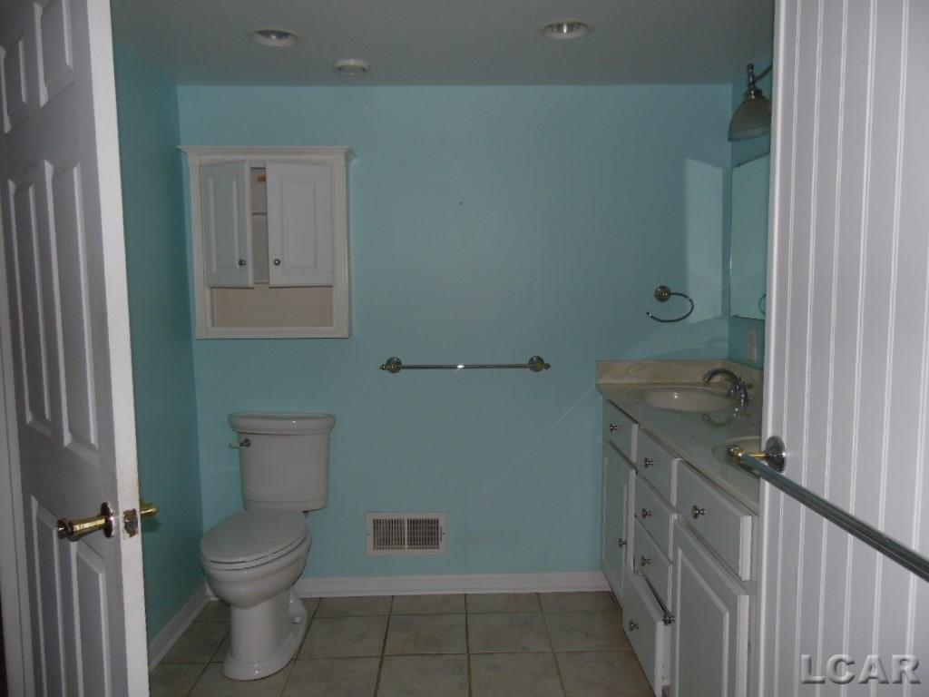 877 Addison Street Adrian, MI 49221 - Photo 12 of 18 31304972-11.JPG