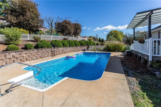 a view of a house with backyard and road