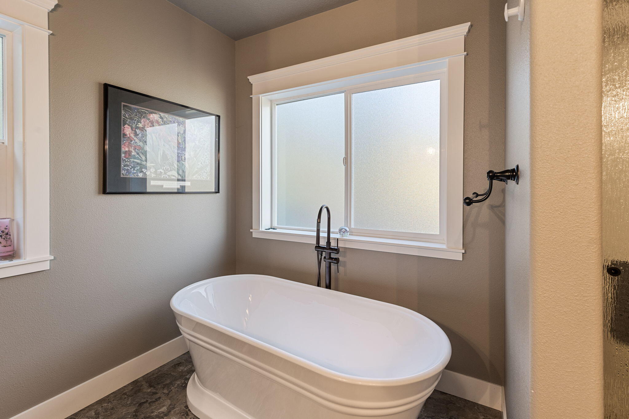 286 Rockinghorse Drive Grants Pass, OR 97527 - Photo 20 of 54 Spacious soaking tub in Primary Suite