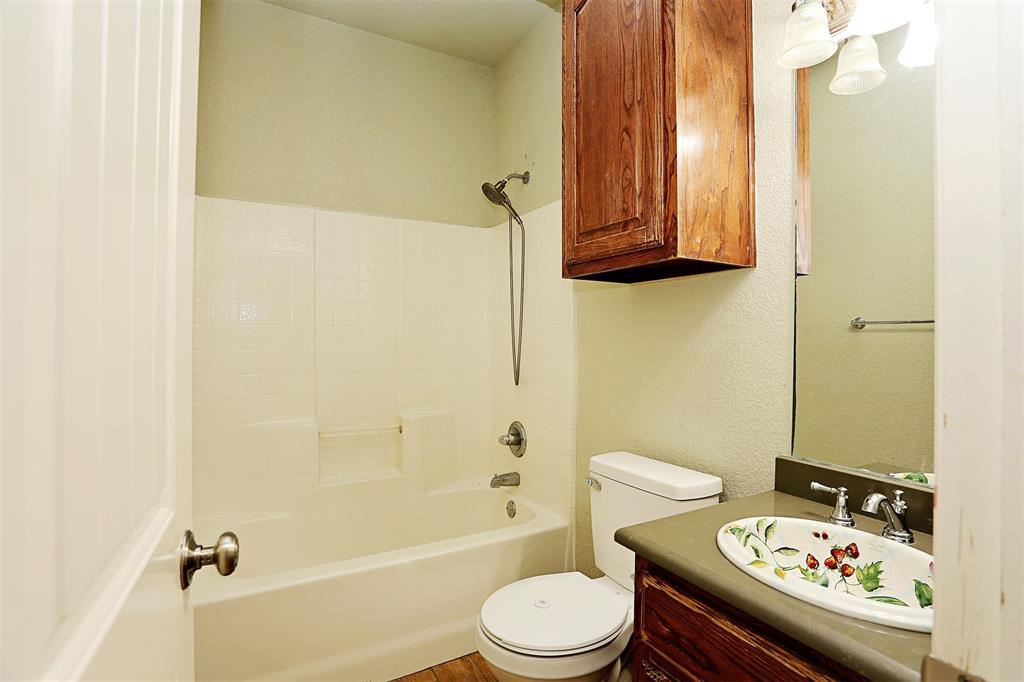 812 Ebenezer Road Palmer, TX 75152 - Photo 14 of 27 a bathroom with a sink a toilet and shower