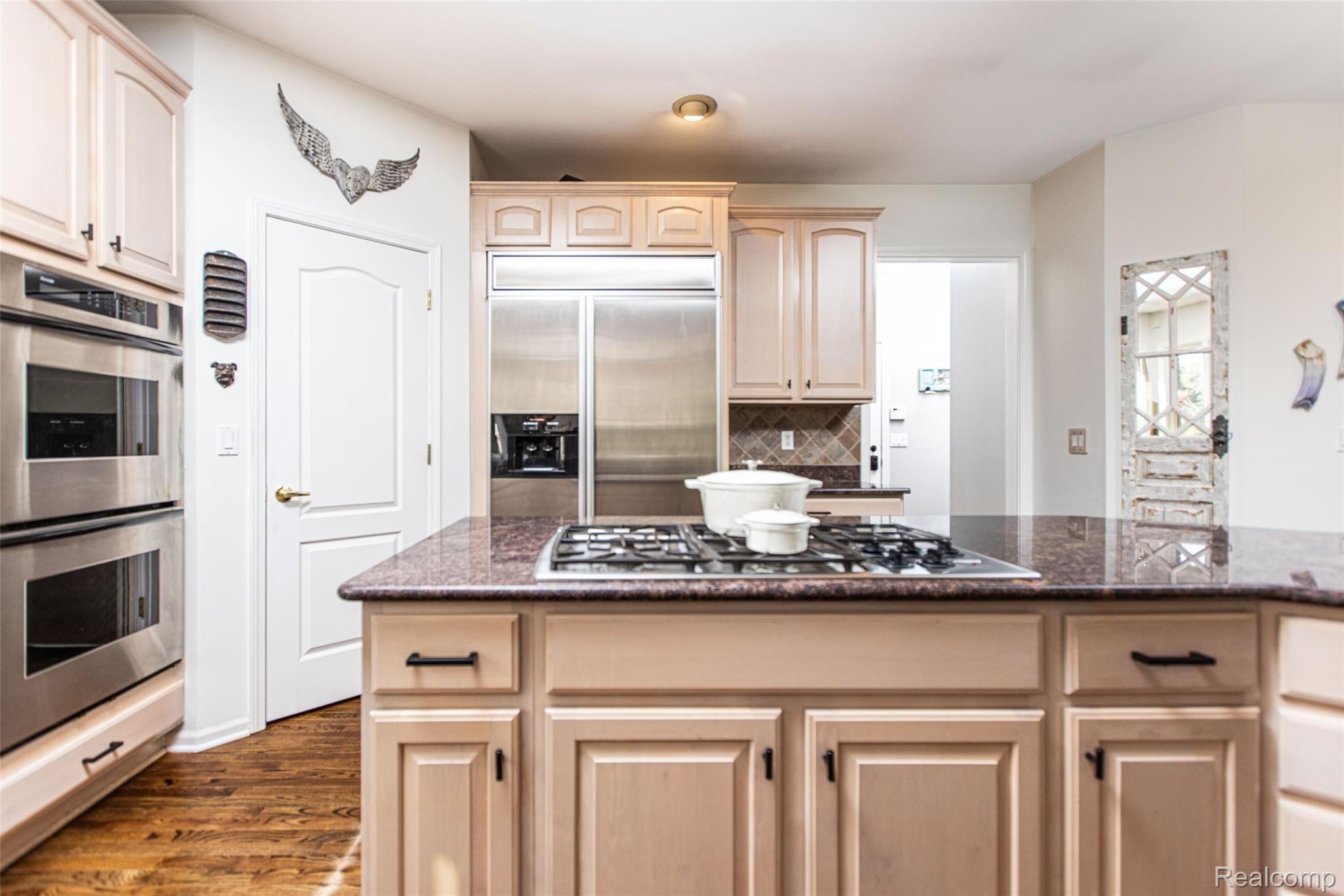 2483 Ashford Rochester, MI 48306 - Photo 14 of 51 14 - Kitchen With SS Walkthrough.jpg