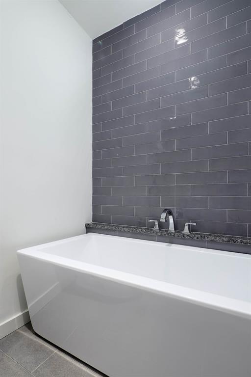 2910 Woodside Street Dallas, TX 75204 - Photo 15 of 24 a bathroom with a bathtub