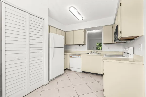 $1,650 | 7301 Amberly Lane, Unit 304, Delray Beach, FL 33446