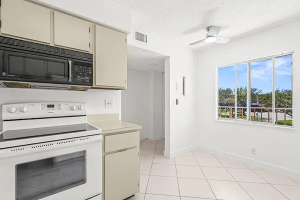 $1,650 | 7301 Amberly Lane, Unit 304, Delray Beach, FL 33446