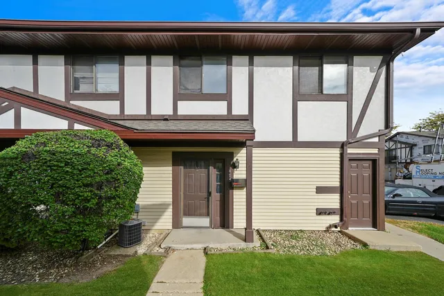 $220,000 | 1475 Sacramento Drive, Unit 1475, Hanover Park, IL 60133