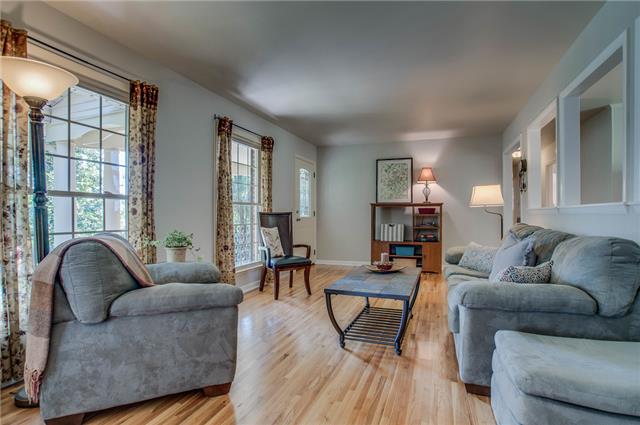 512 Colice Jeanne Road Nashville, TN 37221 - Photo 4 of 20 Take cheer! Light from tall front windows brighten your space.