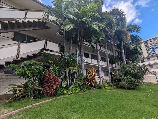 $1,700 | 1120 Hassinger Street, Unit 304, Honolulu, HI 96822