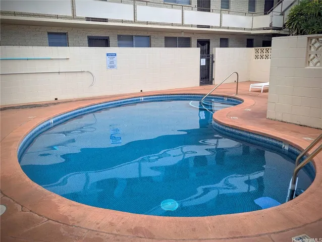 $1,700 | 1120 Hassinger Street, Unit 304, Honolulu, HI 96822