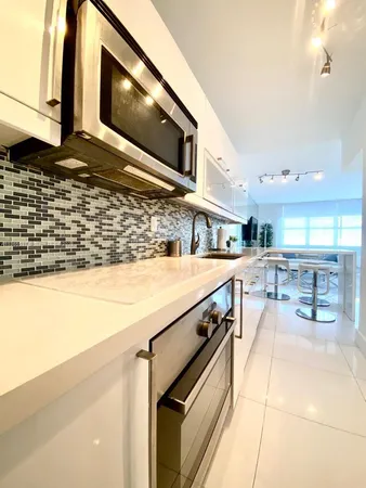 $2,300 | 100 Lincoln Road, Unit 906, Miami Beach, FL 33139